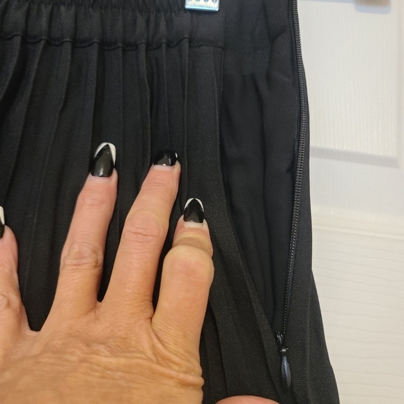 Stylish Pleated Skirt! - Picture 5 of 8